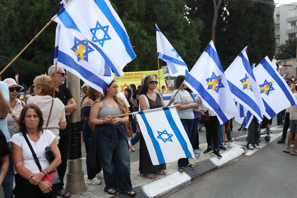 Прощание (Фото: REUTERS/Ronen Zvulun) הלוייתו של סגן הדר גולדין ז"ל