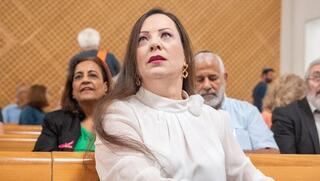 גוטליב שוב הפרה חוק: חשפה את זהות הניצב החשוד