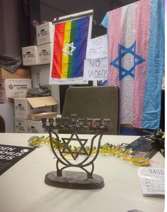 דגל ישראל וחנוכייה באחד החדרים