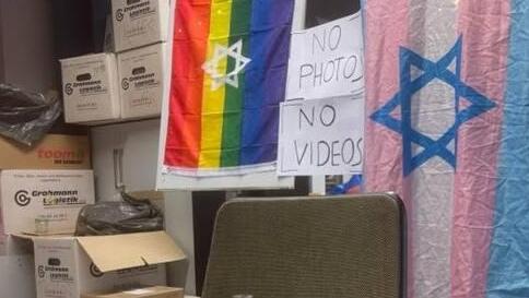 דגל ישראל וחנוכייה באחד החדרים