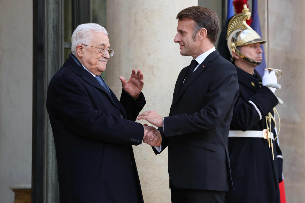 נשיא צרפת מקרון עם אבו מאזן בביקורו בצרפת