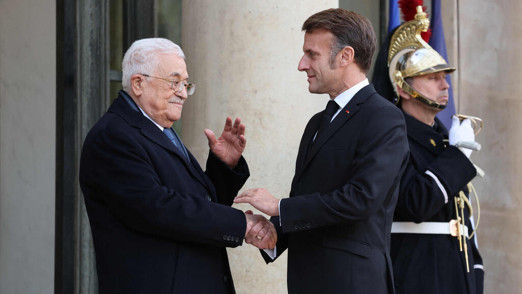 Macron and Abbas in France this week (Photo: Ludovic Marin / AFP) נשיא צרפת מקרון עם אבו מאזן בביקורו בצרפת