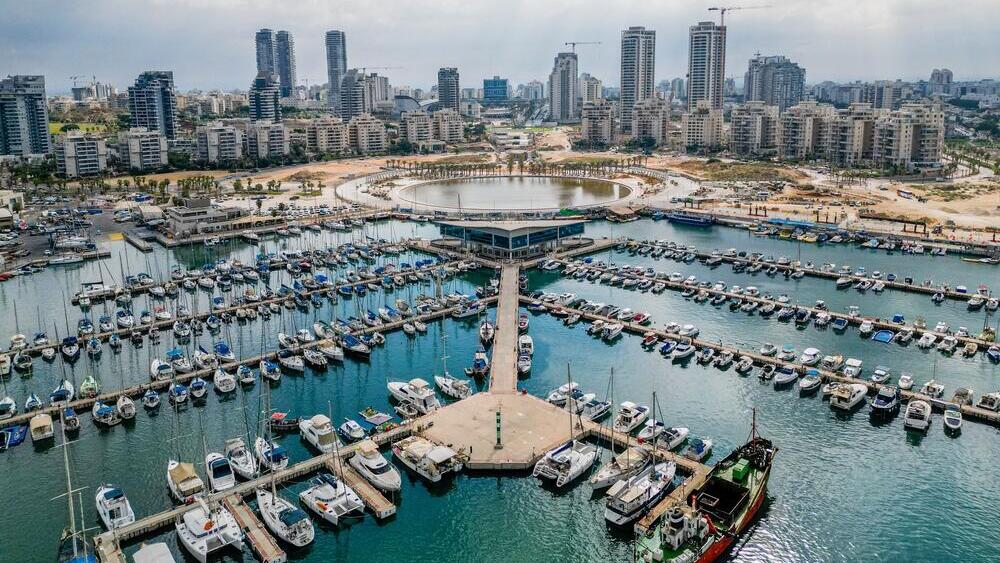 Ашдодский залив и вид на город (Фото: Shutterstock) Марина Ашдод