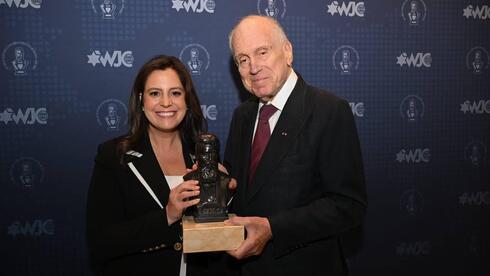 רון לאודר מעניק את הפרס לחברת הקונגרס אליס סטפאניק