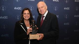 רון לאודר מעניק את הפרס לחברת הקונגרס אליס סטפאניק