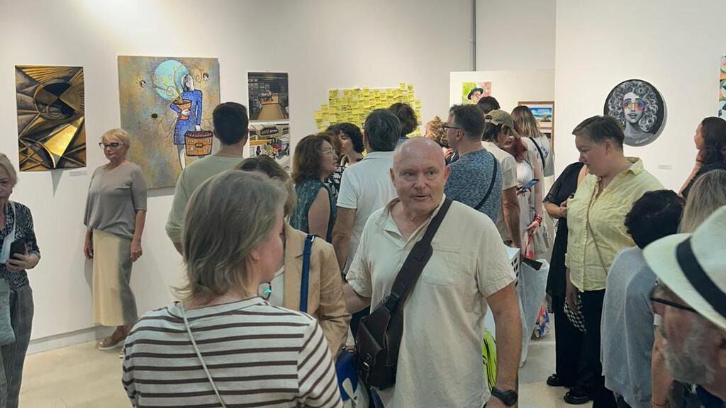 На открытии выставки (Фото предоставлено мэрией Ришон ле-Циона) Выставка художников-репатриантов в Ришон ле-Ционе, ноябрь 2025