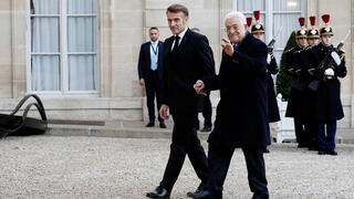 נשיא צרפת מקרון עם אבו מאזן בביקורו בצרפת