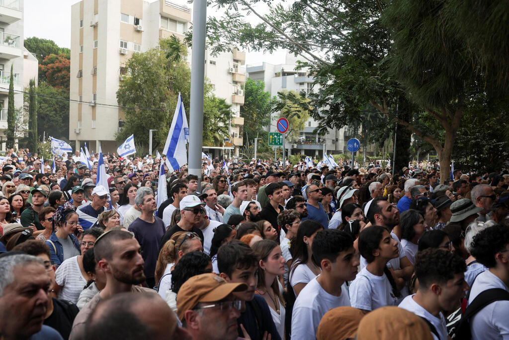Возле военного кладбища (Фото: REUTERS/Ronen Zvulun) הלוייתו של סגן הדר גולדין ז"ל