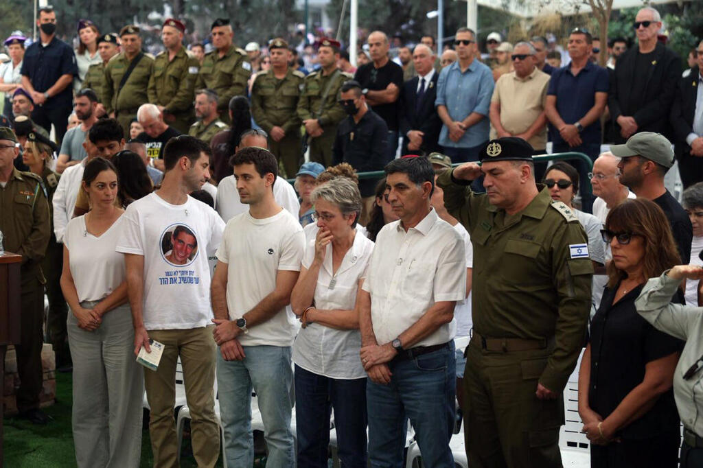 The family of Hadar Goldin and IDF chief of staff (Photo: Haim Goldberg) הלוייתו של סגן הדר גולדין ז"ל