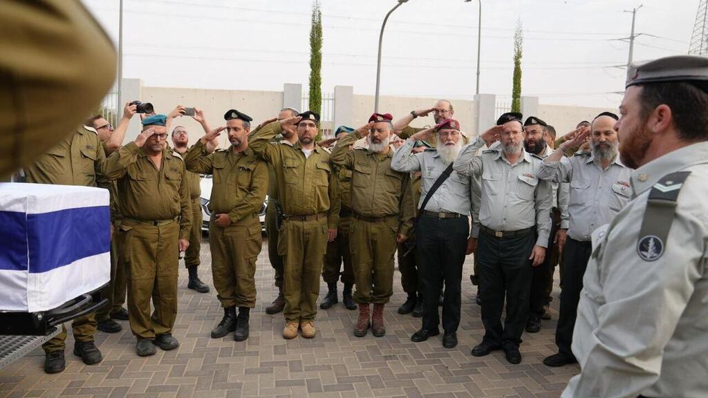 הרב הראשי לצה״ל, תא״ל הרב איל קרים מצדיע לארונו של סגן הדר גולדין ז״ל ביציאת מסע הלוויה ממחנה שורה של הרבנות הצבאית