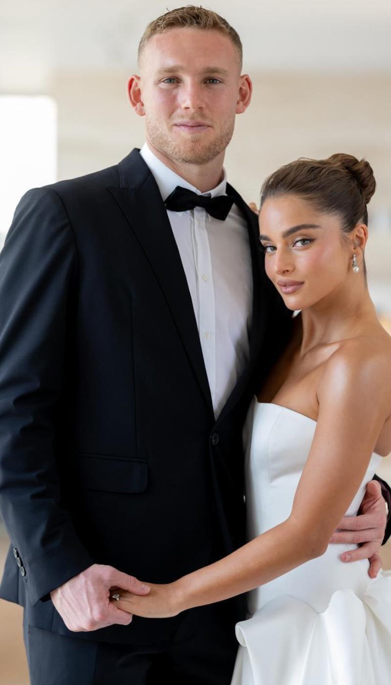 אשת כדורגלן עשירה. נועה קירל ודניאל פרץ (ערן בארי) אשת כדורגלן עשירה. נועה קירל ודניאל פרץ