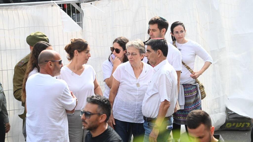 The family of Hadar Goldin (Photo: Yair Sagi) הלוייתו של סגן הדר גולדין ז"ל