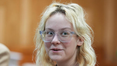 רוסיה זמרת רחוב דיאנה לוגינובה שרה נגד הקרמלין הולכת לכלא