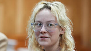 רוסיה זמרת רחוב דיאנה לוגינובה שרה נגד הקרמלין הולכת לכלא