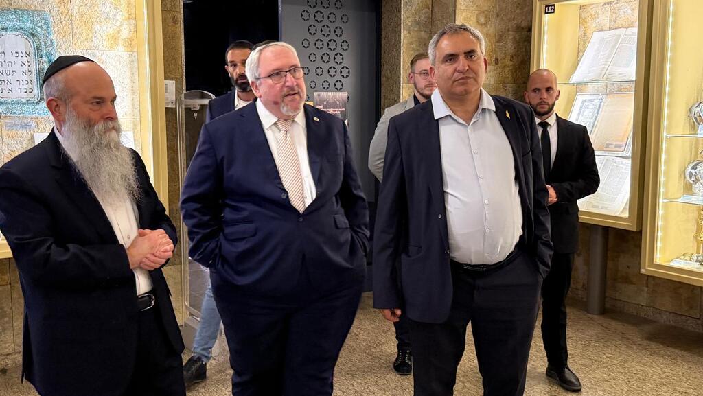 Во время визита, слева направо: раввин Шмуэль Каминецкий, глава "Натива" Алон Шохам, министр Зеэв Элькин (Фото: пресс-служба "Натив" ) Во время посещения Музея. Слева направо – Ш. Каминецкий, А. Шохам, З. Элькин