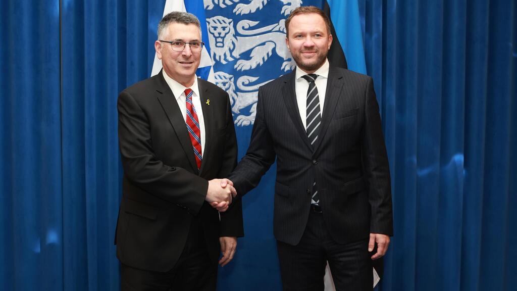 На церемонии открытия посольства: министры иностранных дел Израиля (Гидеон Саар, слева) и Эстонии (Маргус Цахкна) (Фото: Шалев Ман, пресс-служба министра Саара) Открытие посольства в Эстонии