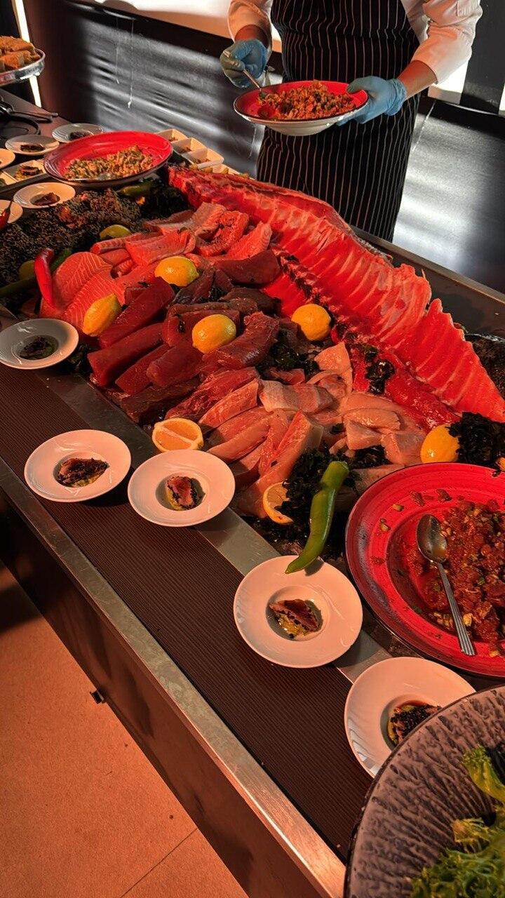 מה תרצו לאכול? אחד מדוכני האוכל הרבים באולם (צילום: פרטי) אוכל חתונה שנייה נועה קירל