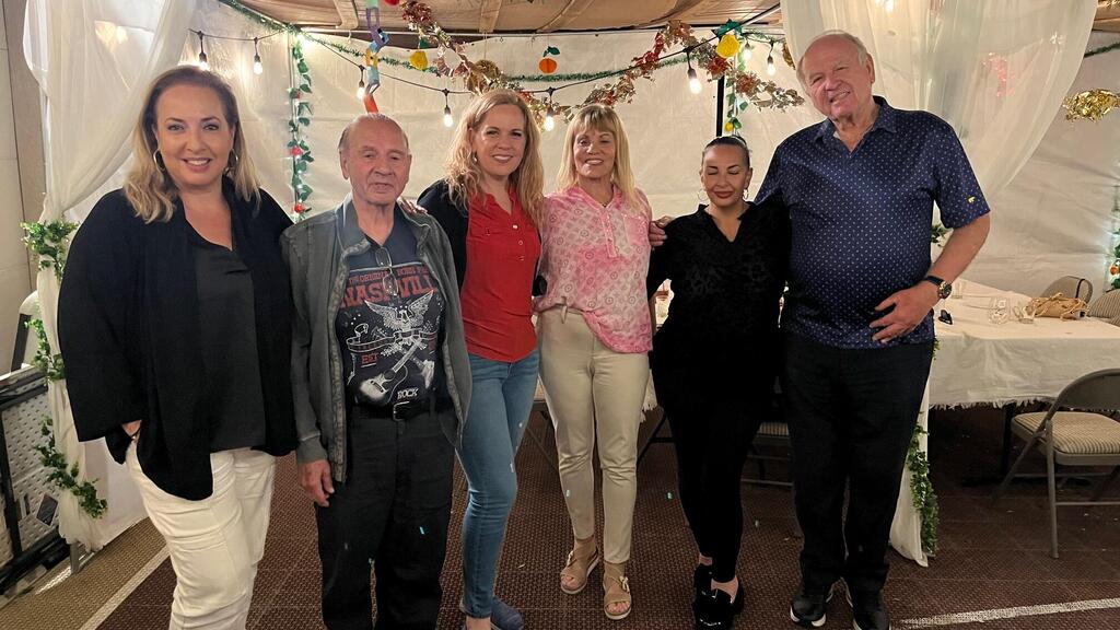 בסוכה אצל נועה בלאס וגאס - חברי הקהילה 