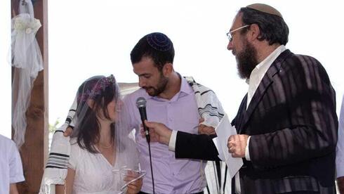 הרב אהרון ליבוביץ' (אוחז במיקרופון) בחתונה