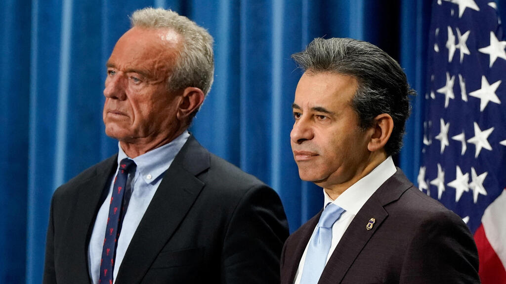 The new approach led by Robert F Kennedy Jr, alongside FDA Commissioner Dr Marty Makary (Photo: Elizabeth Frantz/ Reuters) רוברט פ. קנדי ג'וניור לצד ד"ר מרטי מאקרי, במסיבת עיתונאים במטה משרד הבריאות בוושינגטון, 10 בנובמבר 2025