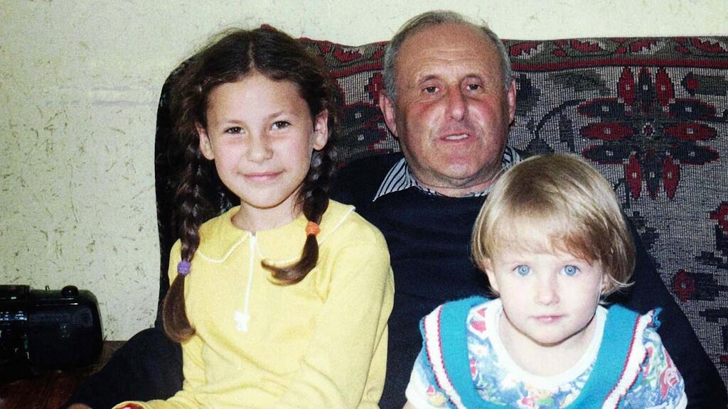 Профессор Абрам Трахтман с внучками Лизой и Викой, 2002 год (Фото из личного альбома) Начало 2000, внучка Вика и Лиза, Екатеринбург