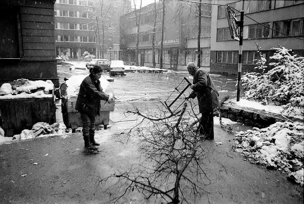 Residents gather firewood during snowfall in Sarajevo, Bosnia, in the early 1990s בוסניה סראייבו מצור מלחמה 1992