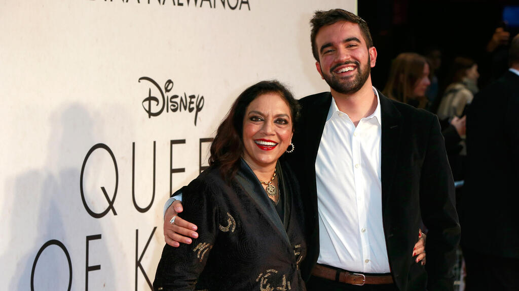 Raised in a Hollywood environment. Zohran Mamdani with his mother, director Mira Nair (John Phillips / Stringer, Getty Images) זוהרן ממדאני ומירה נאיר