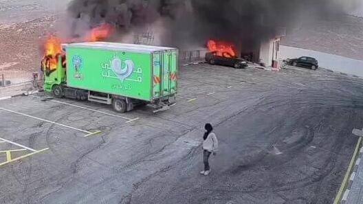 תיעוד: מתנחלים מציתים כלי רכב בכפר בית ליד הפלסטיני
