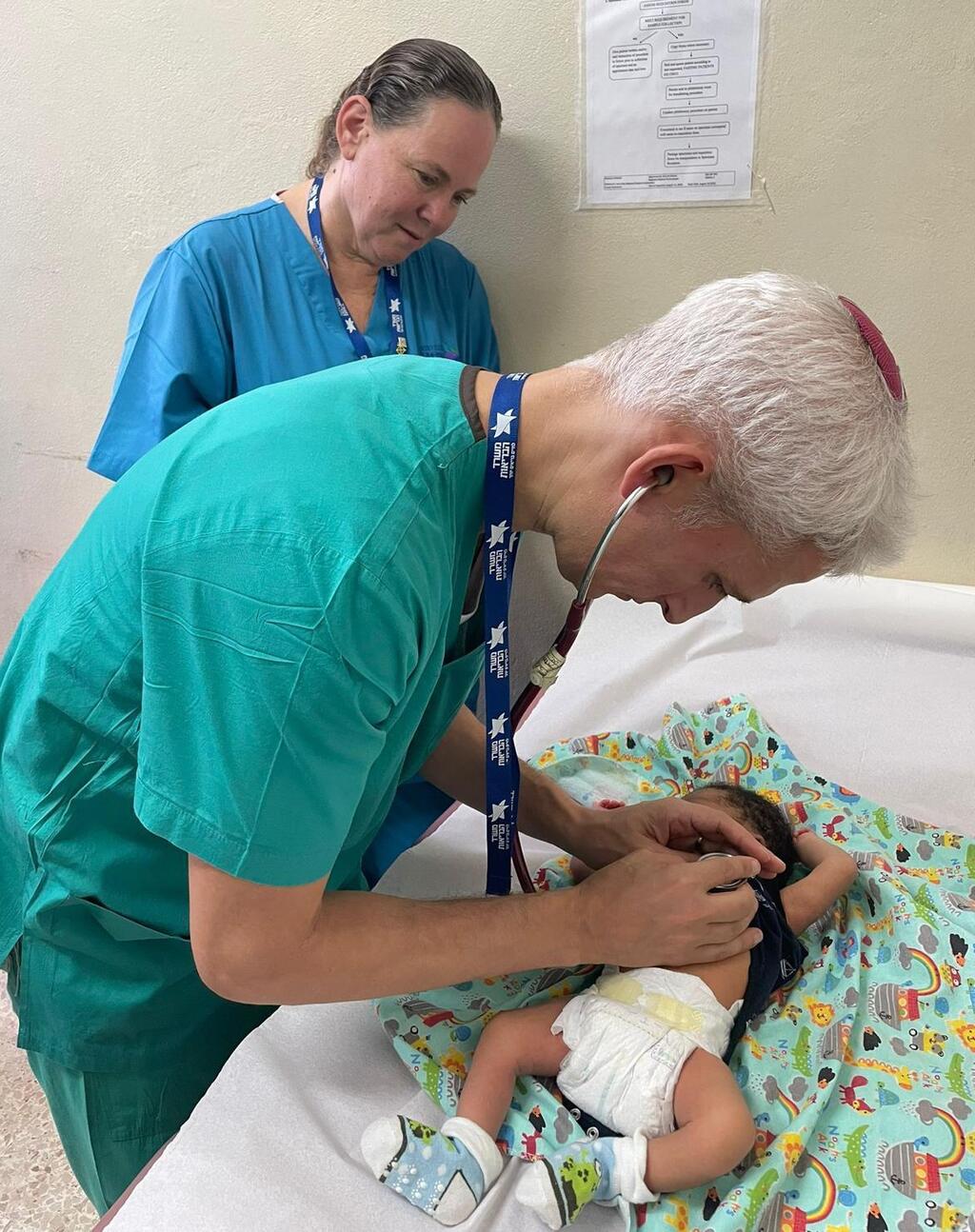 Dr. Sefi Mendelovich examines a patient (Photo: Ministry of Health ) משלחת הסיוע הישראלית בעקבות ההוריקן מליסה בג'מייקה