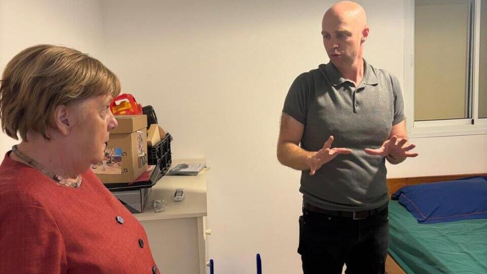 Merkel and journalist Amir Tibon at his Kibbutz Nahal Oz home (Photo: from X) קנצלרית גרמניה לשעבר אנגלה מרקל בביקור בעוטף עזה