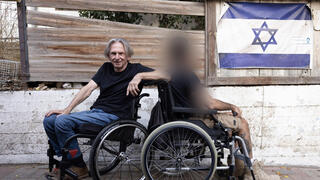 הקולנוען יואל שרון, שנפצע קשה במלחמת יום הכיפורים, יחד עם הלוחם א', שנפצע קשה ב-7 באוקטובר, ויואל הפך להיות המנטור שלו