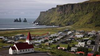 הכפר ויק, שעלול להיות בסיכון אם הר הגעש קטלה יתפרץ, בדרום-מערב איסלנד
