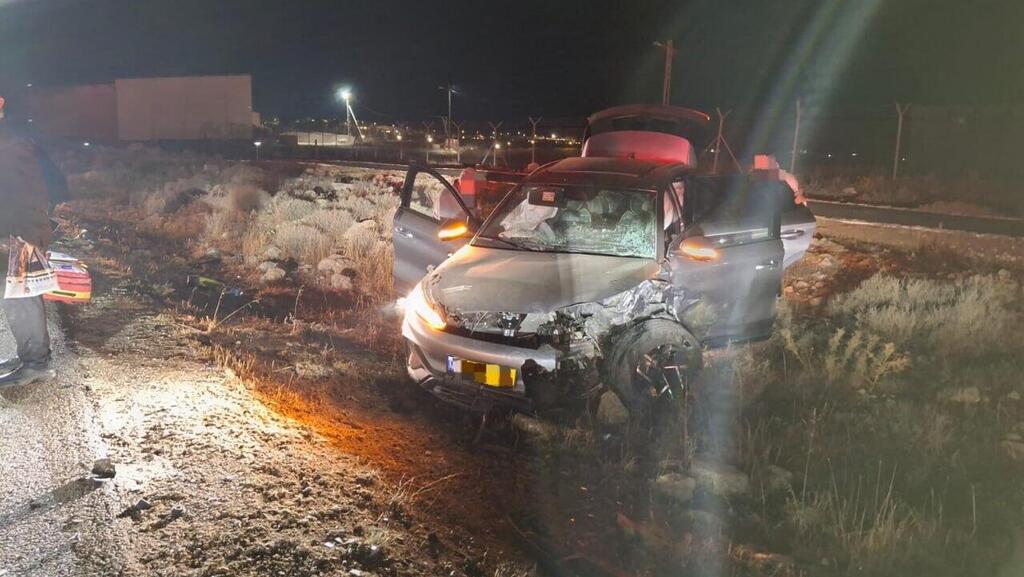 На месте аварии на шоссе № 317 (Фото: оперативная съемка МАДА) תאונת דרכים בין 2 כלי רכב פרטיים בכביש 317 בסמוך למעון