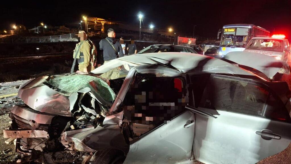 На месте аварии на шоссе № 317 (Фото: оперативная съемка МАДА) תאונת דרכים בין 2 כלי רכב פרטיים בכביש 317 בסמוך למעון