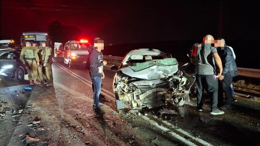 На месте аварии на Хевронском нагорье (Фото: оперативная съемка МАДА) תאונת דרכים בין 2 כלי רכב פרטיים בכביש 317 בסמוך למעון