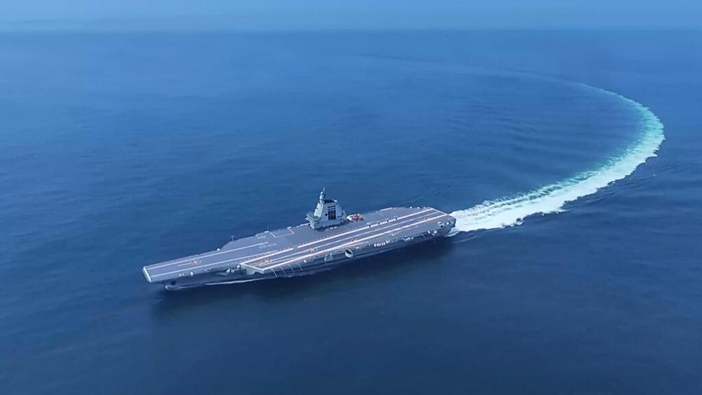 Chinese aircraft carrier (Photo: AFP) נושאת מטוסים חדשה של סין הצי צי צבא הסיני בשם פוג'יאן שהושקה השנה, בתיעוד מ-2024