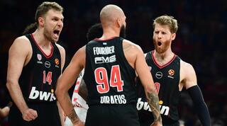 שחקני אולימפיאקוס חוגגים