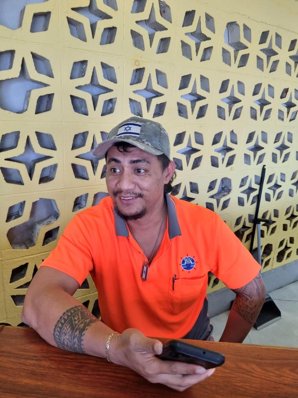 בחור מקומי עם דגל ישראל על הכובע