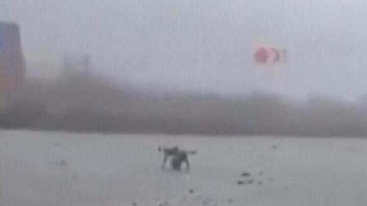 A drone was also seen on the road amid the wreckage (Photo: Reuters) כניסת כוחות צבא רוסיה חיילים רוסים ל עיר פוקרובסק במזרח אוקראינה בחבל דונייצק שנתונה למצור