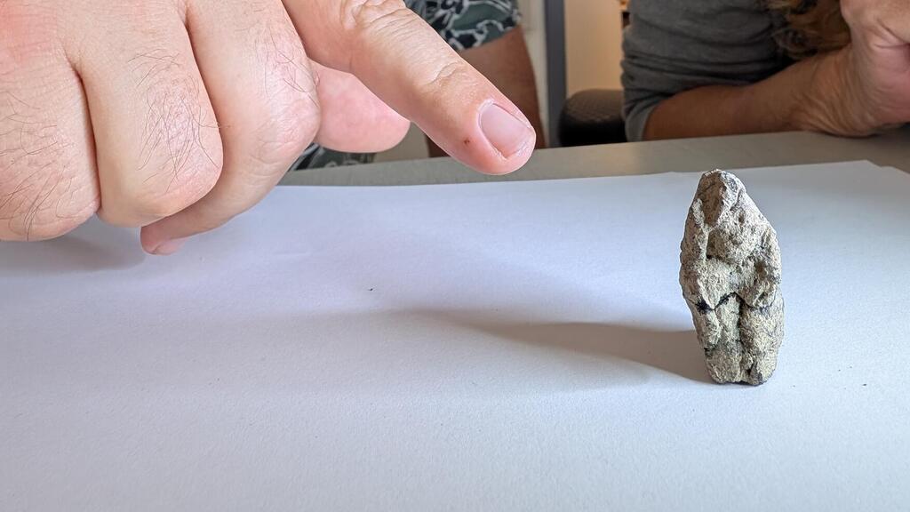 ד"ר לורן דאווין ופרופ' ליאור גרוסמן מתבוננים בצלמית החרס שהתגלתה באתר הארכאולוגי נחל עין גב 2