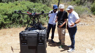 החוקרים עם הרחפן