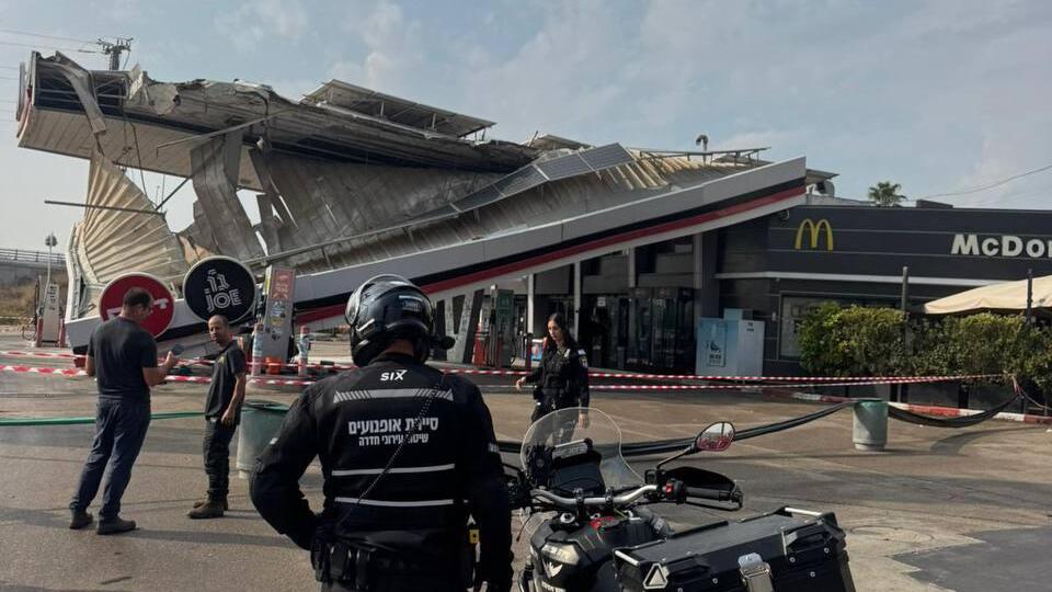 Обрушение крыши АЗС (Фото: мэрия Хадеры) קריסת תחנת דלק בכביש 2 במחלף אולגה