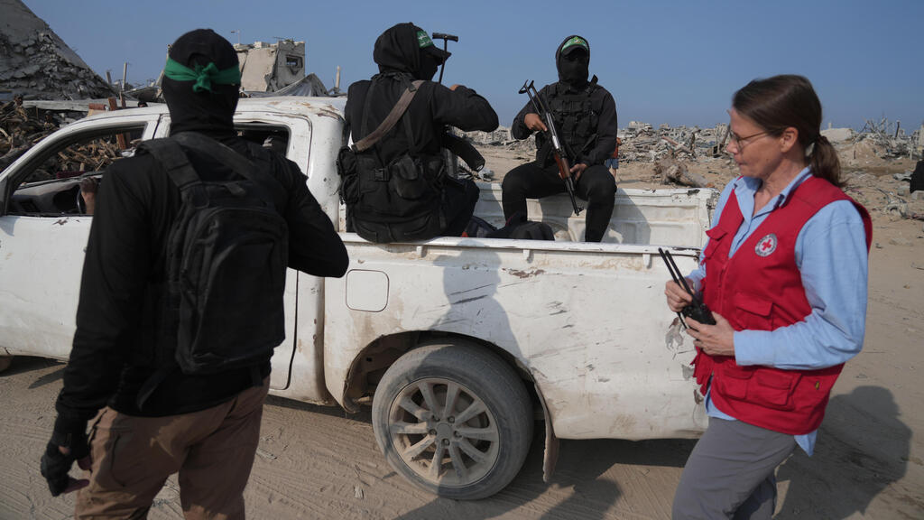 חמאס והצלב האדום פועלים לאיתור חטופים חללים במזרח העיר עזה