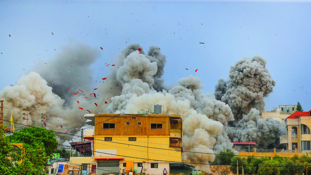 Атака ЦАХАЛа в Южном Ливане (Фото: Mohammad Zaatari/AP) תקיפה של חיל האוויר בדרום לבנון