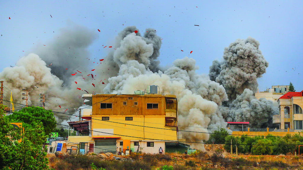 Атака ЦАХАЛа по Ливану (Фото: Mohammad Zaatari/AP) תקיפה של חיל האוויר בדרום לבנון