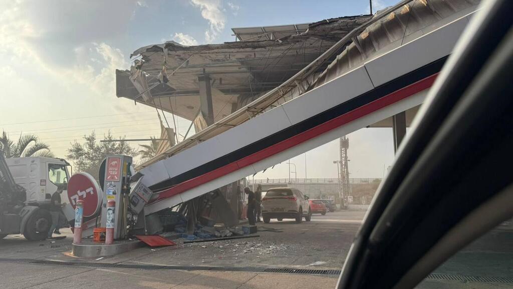 Обрушение крыши АЗС (Фото публикуется в соответствии с п. 27 алеф Закона об авторских правах) קריסת תחנת דלק בכביש 2 במחלף אולגה