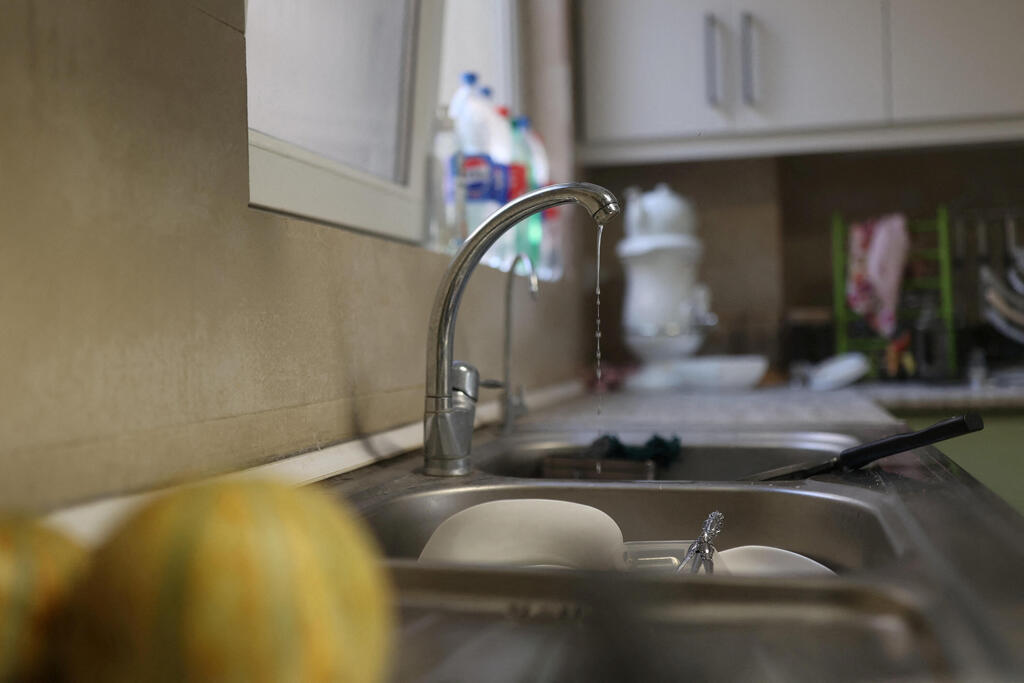 Low water pressure from the tap in a Tehran home (Photo: Majid Asgaripour/WANA (West Asia News Agency) via REUTERS) לחץ נמוך בברזים של טהרן איראן משבר מים בצורת