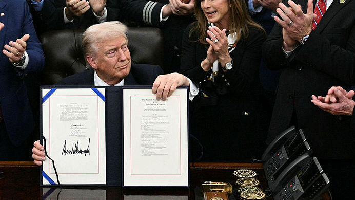 נשיא ארה"ב דונלד טראמפ חתימה סיום השבתת הממשל 