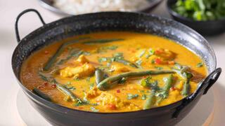 חזה עוף בקארי עם דלורית ושעועית ירוקה