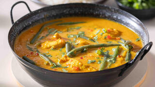 חזה עוף בקארי עם דלורית ושעועית ירוקה